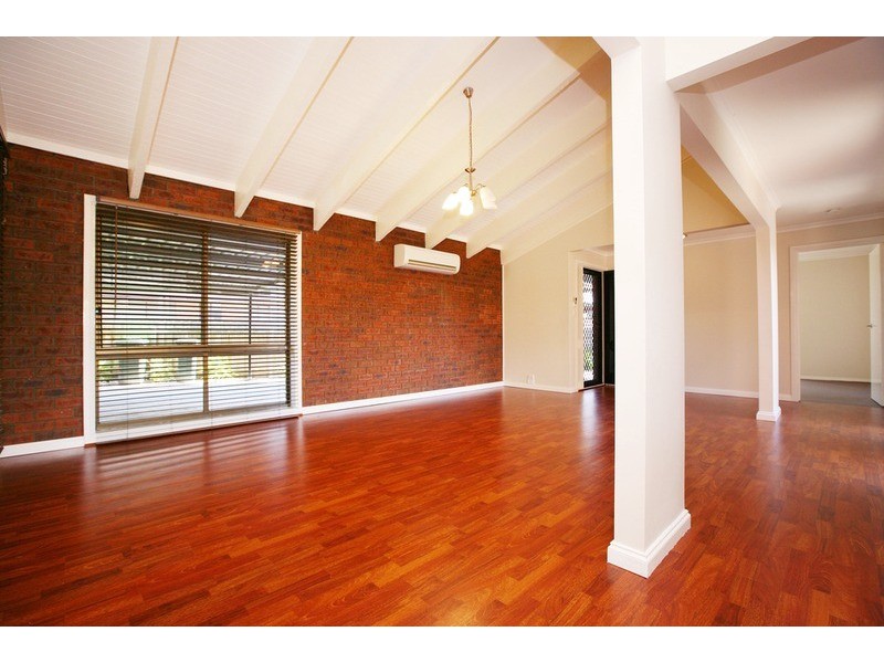17 Willandra Court, Taylors Lakes VIC 3038