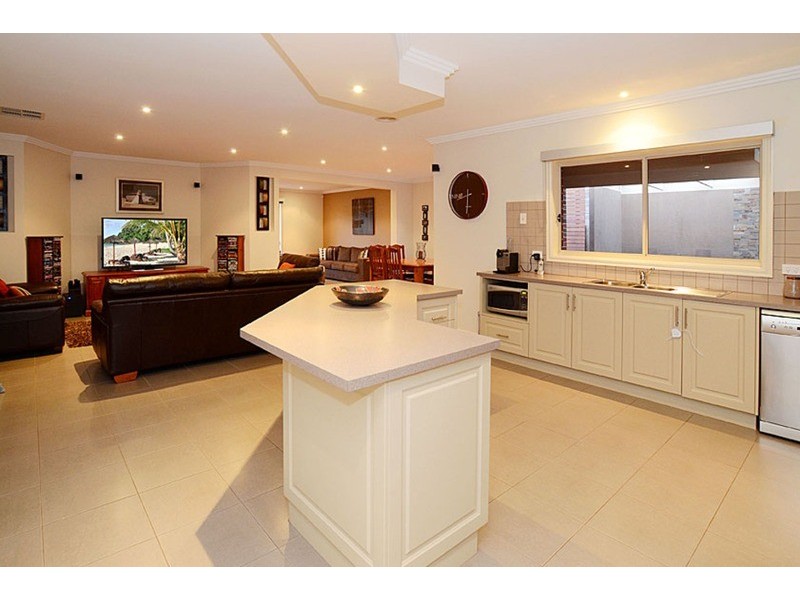 10 Nepean Way, Taylors Hill VIC 3037