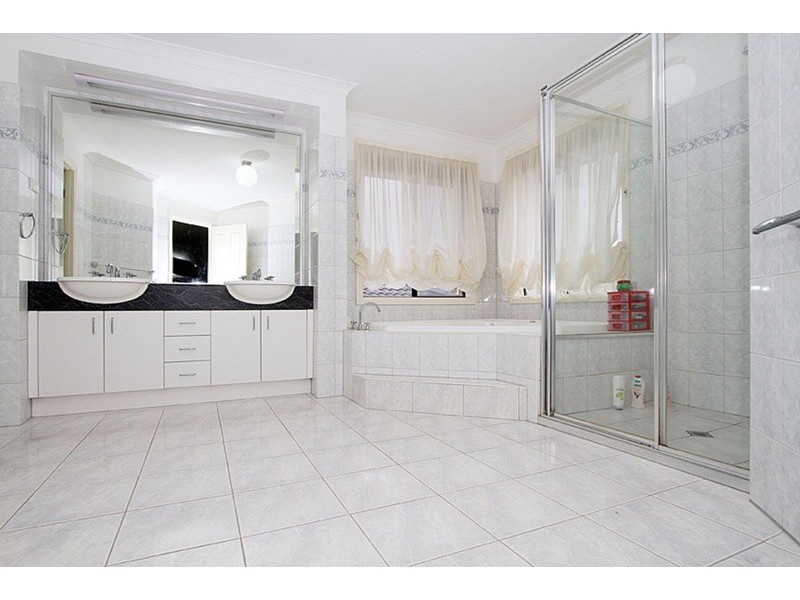 7 Chalmers Place, Taylors Lakes VIC 3038