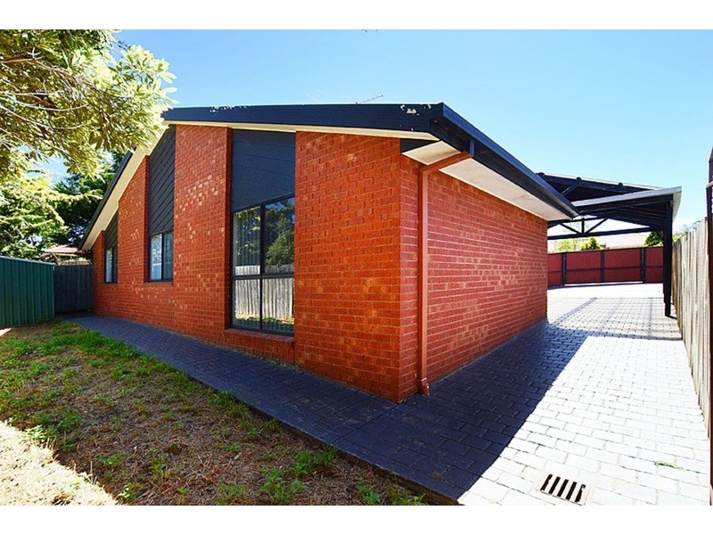 13 Glenbruar Drive, Hillside VIC 3037