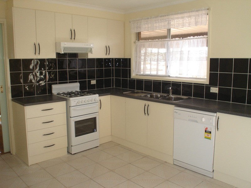 12 Leavesdon Avenue, Kealba VIC 3021