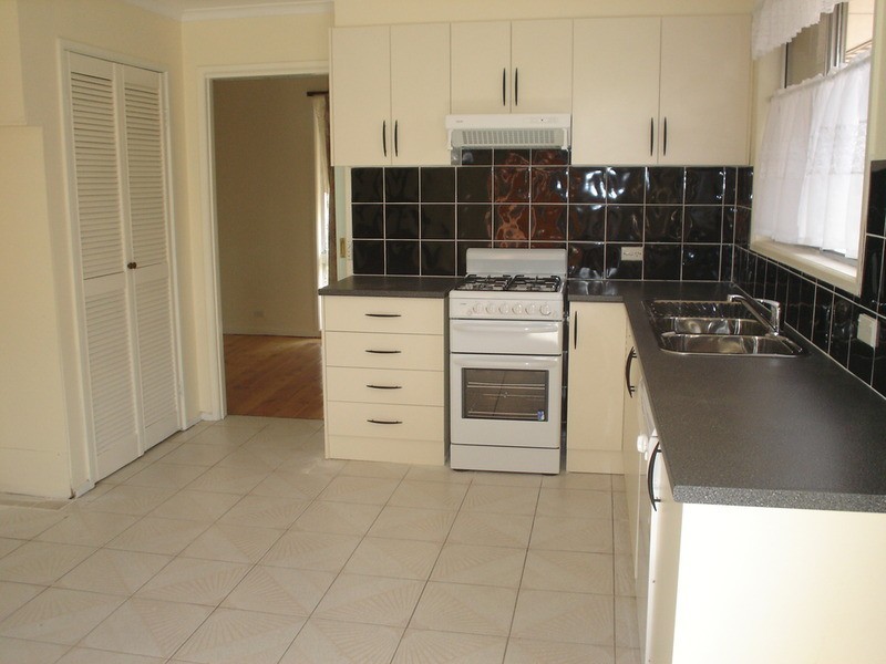 12 Leavesdon Avenue, Kealba VIC 3021