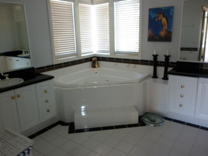 12 Lossi  Court, Taylors Lakes VIC 3038