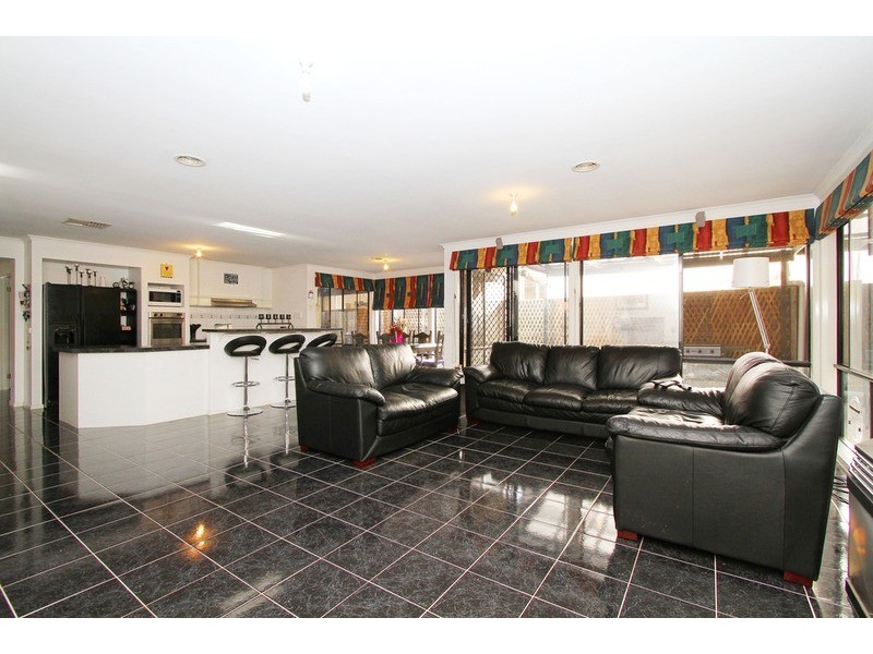 17 John Paul Drive, Hillside VIC 3037