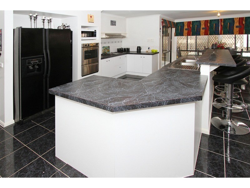 17 John Paul Drive, Hillside VIC 3037