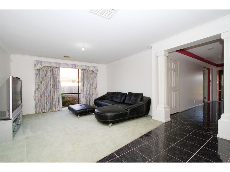 17 John Paul Drive, Hillside VIC 3037