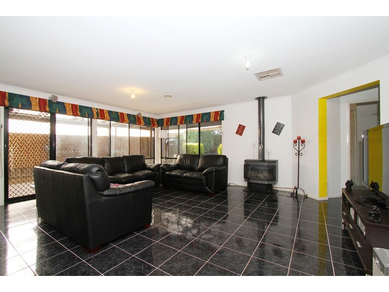 17 John Paul Drive, Hillside VIC 3037
