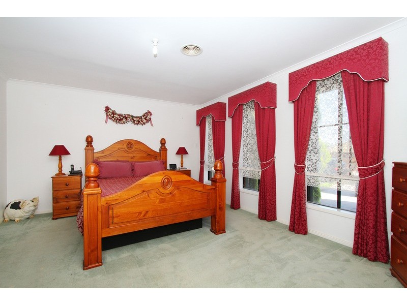 17 John Paul Drive, Hillside VIC 3037