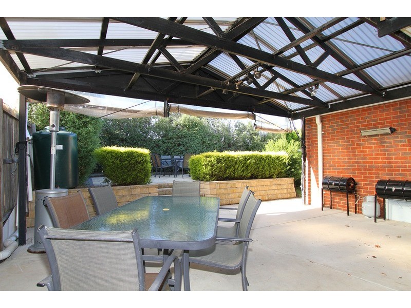 17 John Paul Drive, Hillside VIC 3037