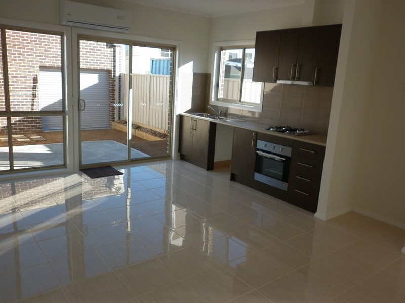 17/1 The Entrance, Caroline Springs VIC 3023