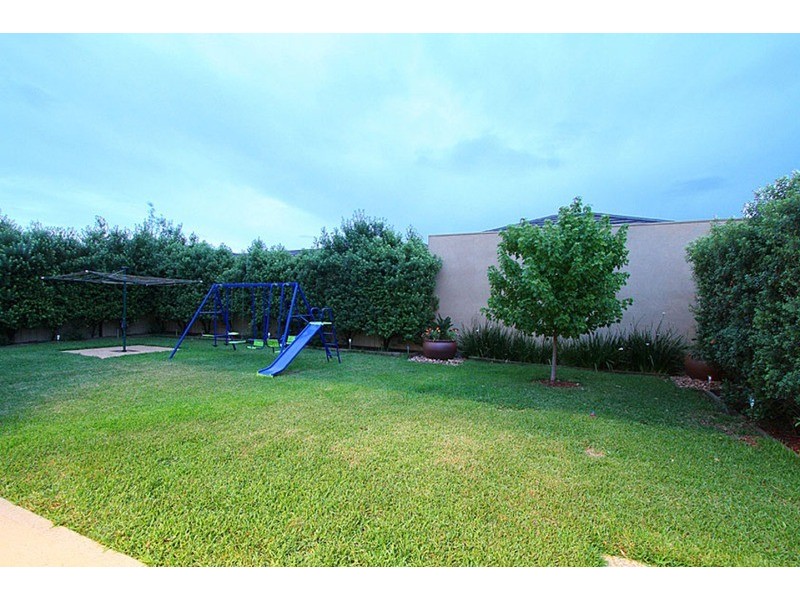 95 Robertsons Road, Taylors Lakes VIC 3038