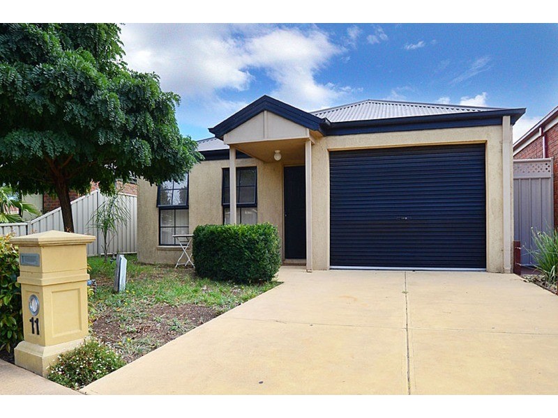 11 Elphinstone Way, Caroline Springs VIC 3023
