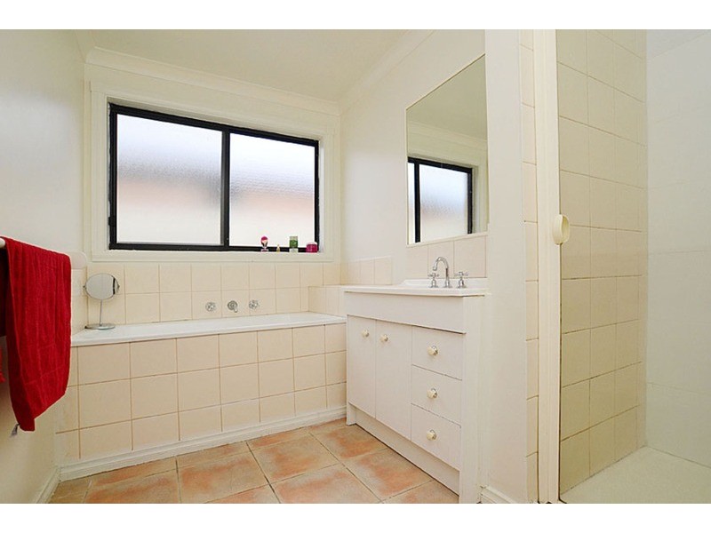 11 Elphinstone Way, Caroline Springs VIC 3023