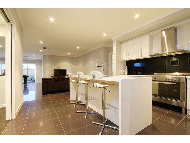 32 Peppermint Grove, Taylors Hill VIC 3037