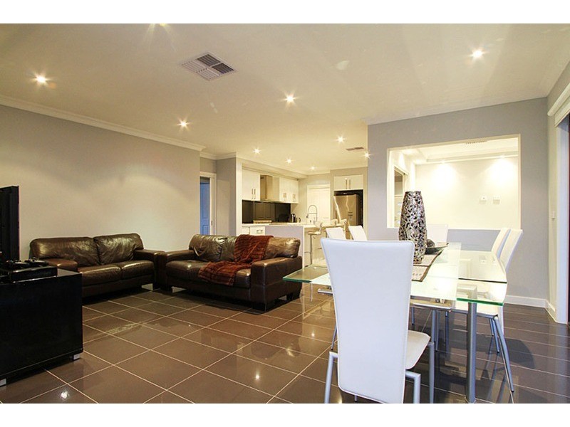 32 Peppermint Grove, Taylors Hill VIC 3037