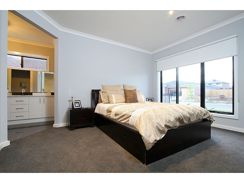 32 Peppermint Grove, Taylors Hill VIC 3037