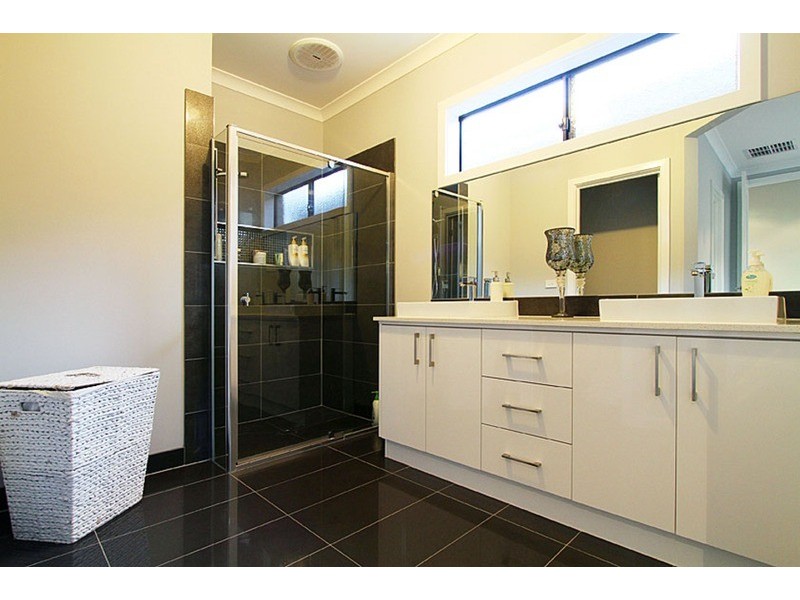 32 Peppermint Grove, Taylors Hill VIC 3037