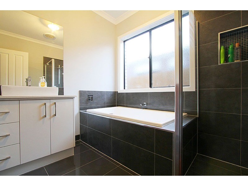 32 Peppermint Grove, Taylors Hill VIC 3037
