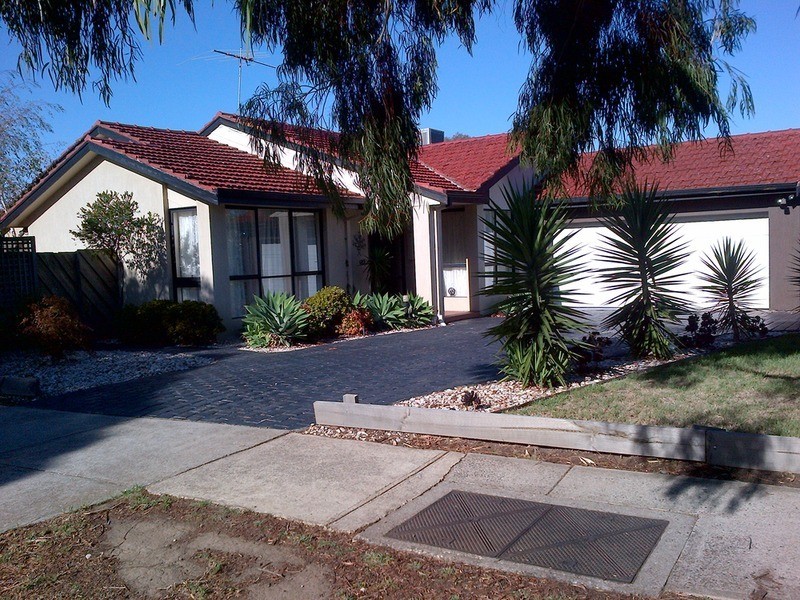 2 Courageous Way, Taylors Lakes VIC 3038