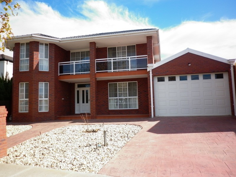 5 Mackenzie Close, Taylors Lakes VIC 3038