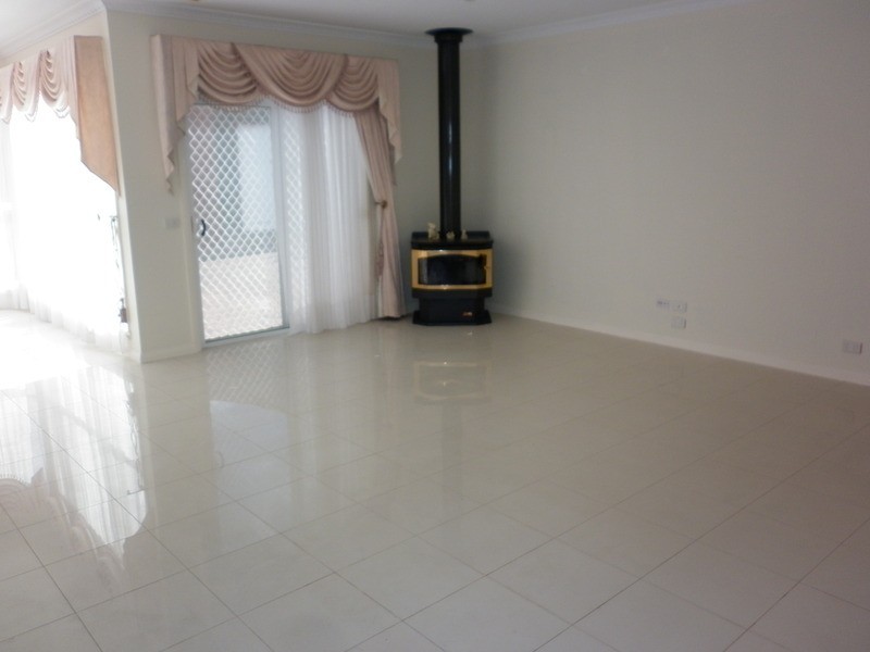 5 Mackenzie Close, Taylors Lakes VIC 3038