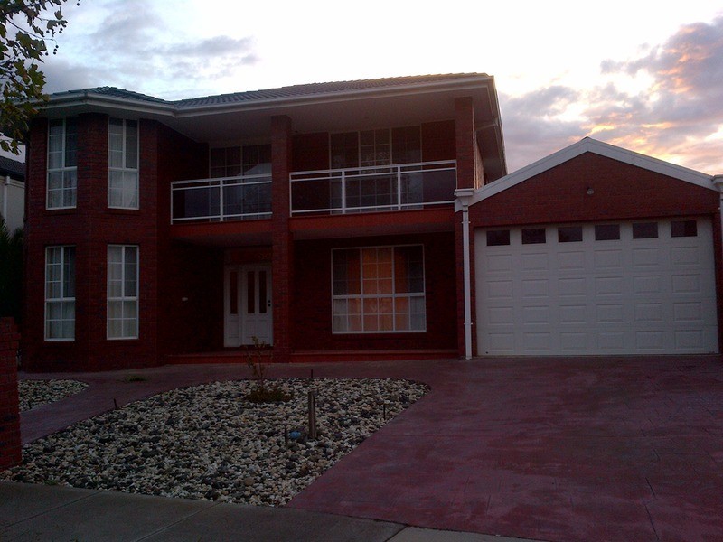 5 Mackenzie Close, Taylors Lakes VIC 3038