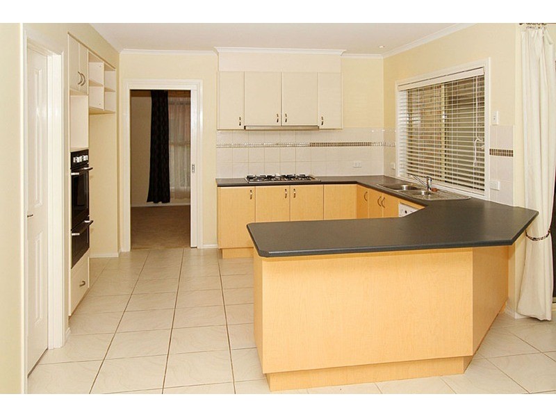 2 Hutt Lane, Taylors Hill VIC 3037