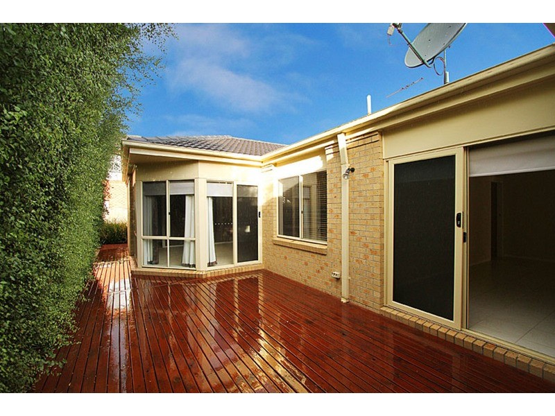 2 Hutt Lane, Taylors Hill VIC 3037