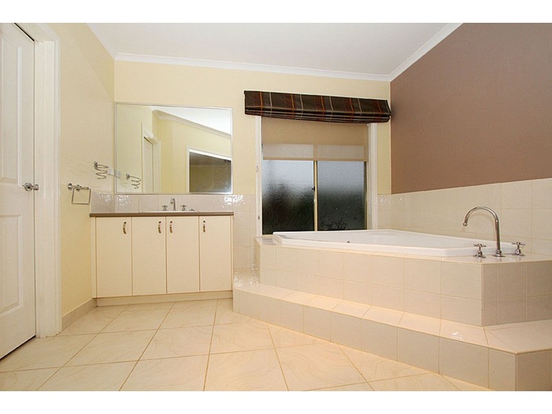 2 Hutt Lane, Taylors Hill VIC 3037