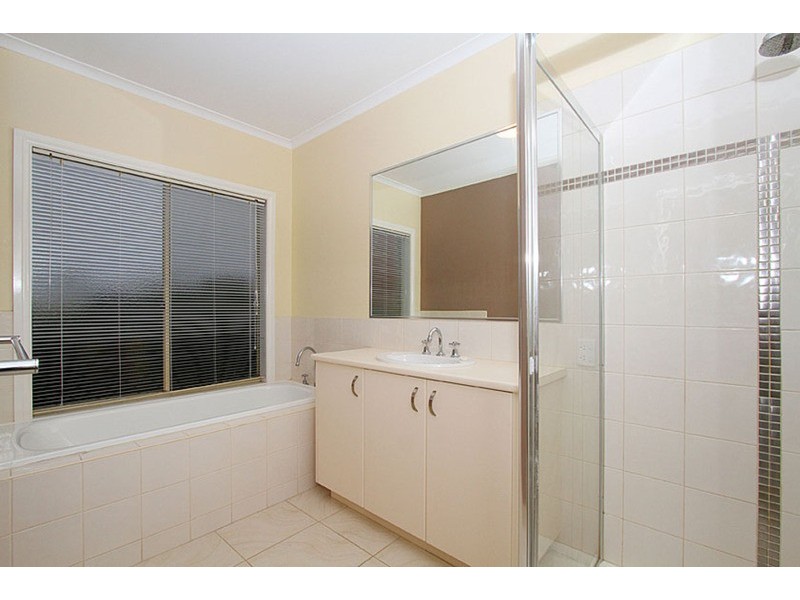 2 Hutt Lane, Taylors Hill VIC 3037