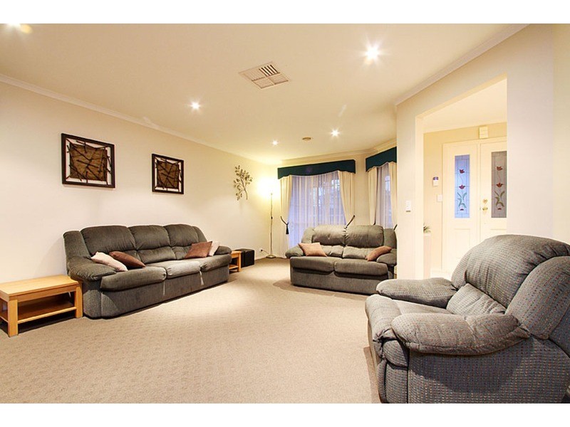 18 Peradon Way, Hillside VIC 3037