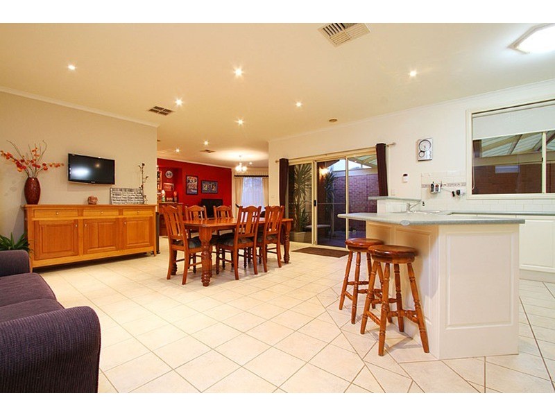18 Peradon Way, Hillside VIC 3037