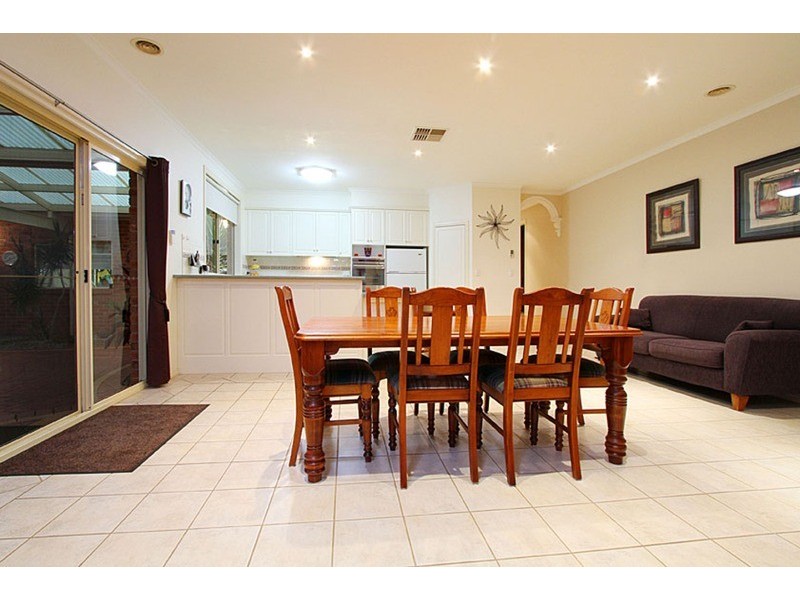 18 Peradon Way, Hillside VIC 3037