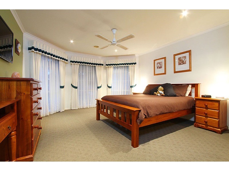 18 Peradon Way, Hillside VIC 3037