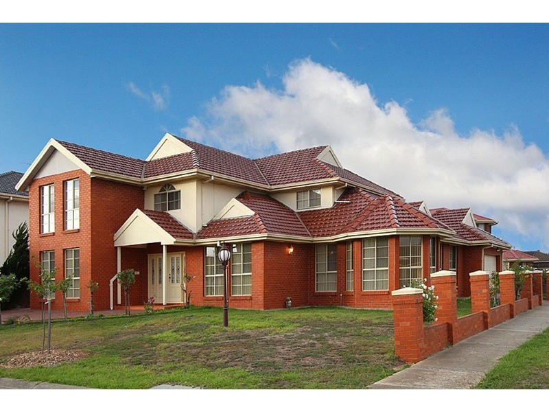 2 Minato Place, Taylors Lakes VIC 3038