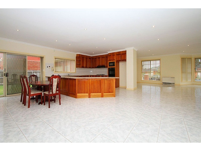 2 Minato Place, Taylors Lakes VIC 3038
