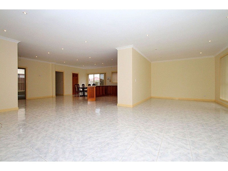 2 Minato Place, Taylors Lakes VIC 3038