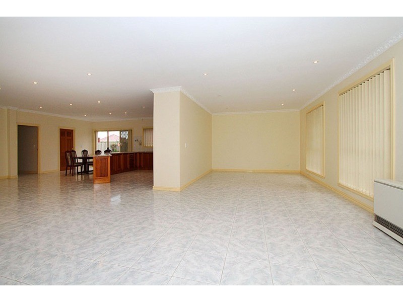 2 Minato Place, Taylors Lakes VIC 3038