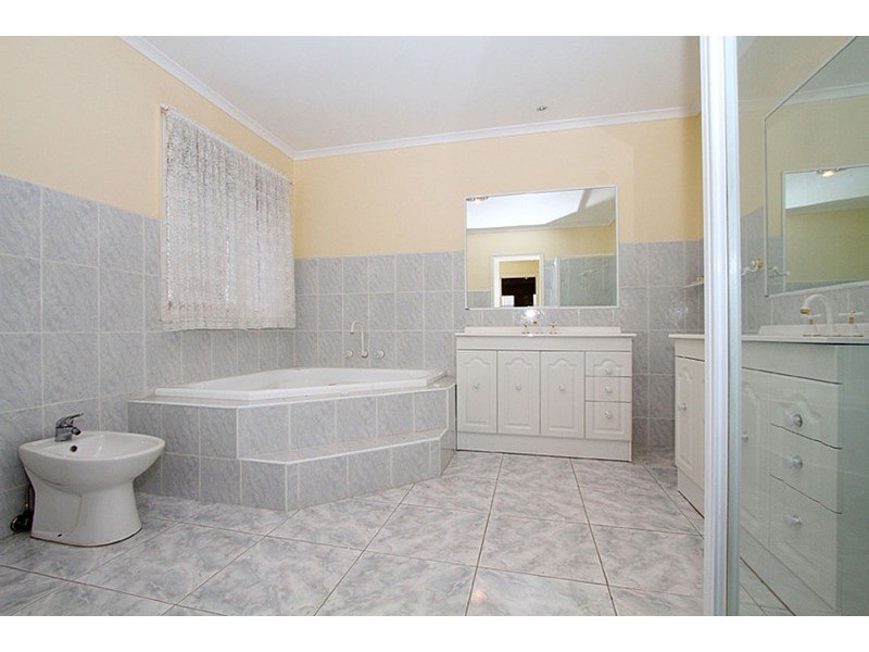 2 Minato Place, Taylors Lakes VIC 3038