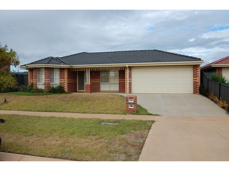 11 Banjo Patterson Circle, Point Cook VIC 3030