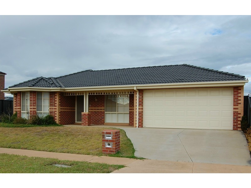11 Banjo Patterson Circle, Point Cook VIC 3030