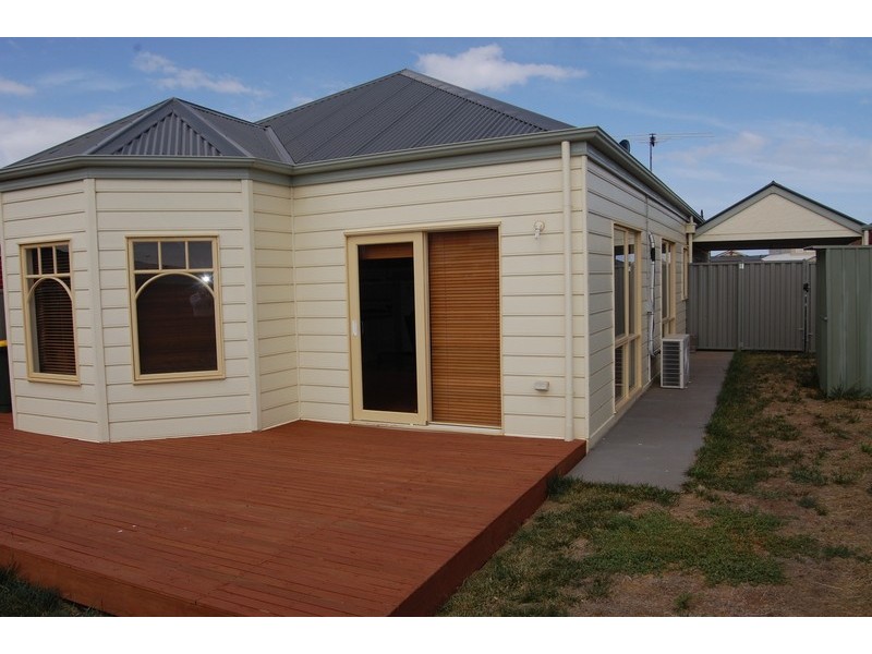 24 Giofches Crescent, Tarneit VIC 3029