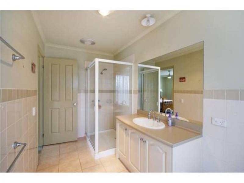 16 Linden Boulevard, Werribee VIC 3030