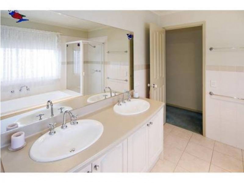 16 Linden Boulevard, Werribee VIC 3030