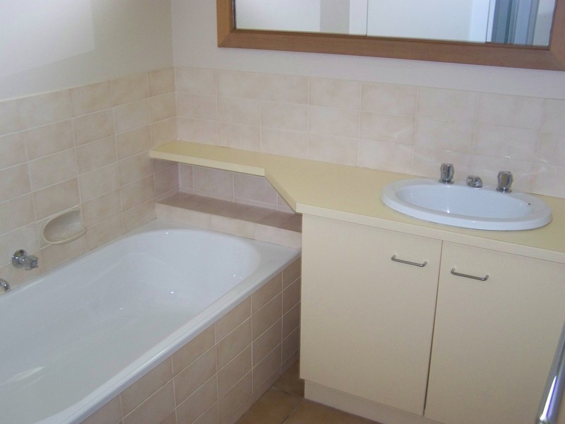 2/285 Princes Highway, Werribee VIC 3030