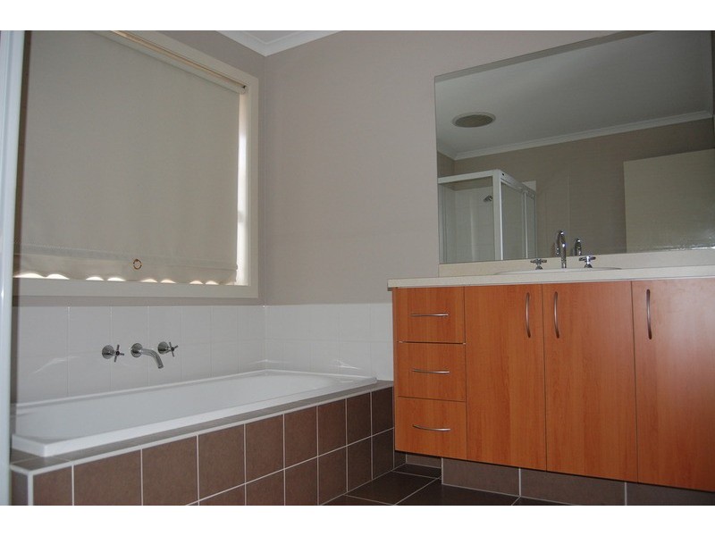 2 Spoonbill Close, Williams Landing VIC 3027