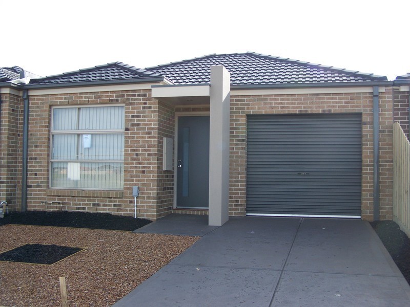 2/76 Westmeadows Lane, Truganina VIC 3029