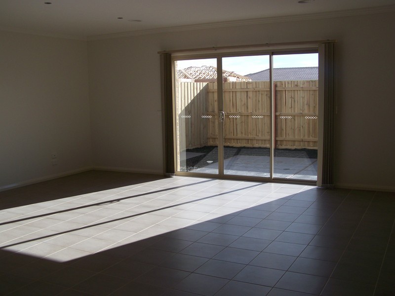 2/76 Westmeadows Lane, Truganina VIC 3029