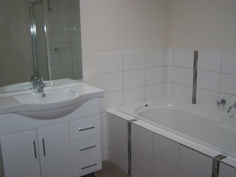 2/76 Westmeadows Lane, Truganina VIC 3029