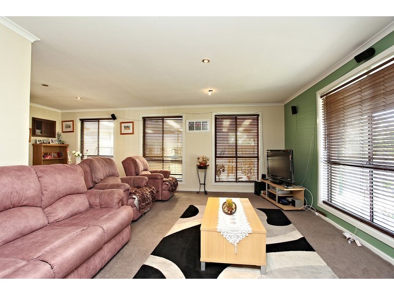 2 Patterson Avenue, Hoppers Crossing VIC 3029